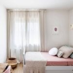 Visillo crudo fruncido en habitación infantil