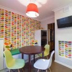 Office con papel pintado de hojas multicolores