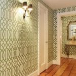 Papel pintado con arabescos verdes sobre fondo blanco