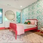 Papel pintado de cactus con cama coral
