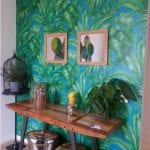 Recibidor con papel pintado de grandes hojas sobre fondo azul