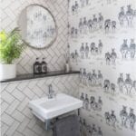 Combinación papel pintado geométrico y cebras en aseo