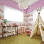 Habitación de juegos con papel pintado de tiendas campamento