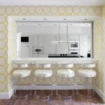 Papel pintado círculos amarillos en conexión cocina-salón