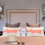 Papel pintado de perros en dormitorio masculino clásico chic