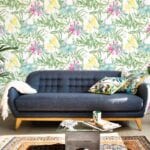 Papel pintado flores grandes multicolores en salón retro
