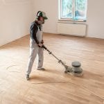 Reformas lijar barnizar suelo persona