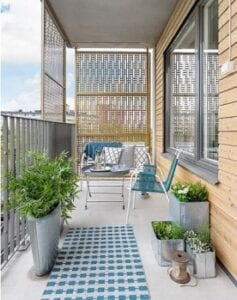 Terraza con paneles de celosía para ganar privacidad