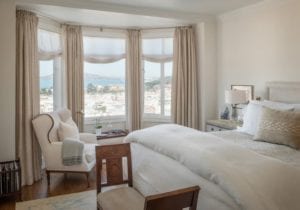 Estores paqueto con cortinas en dormitorio
