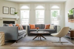 combinar alfombra y sofa lisos neutros