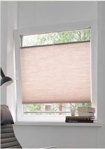 Ventana oscilobatiente cuadrada con cortina plisada