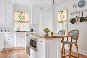 Estores estampados con flores en cocina clásica con isla