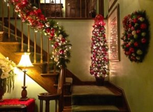 Escaleras con decoración navideña