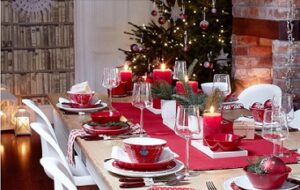 Mesa navideña en blanco y rojo